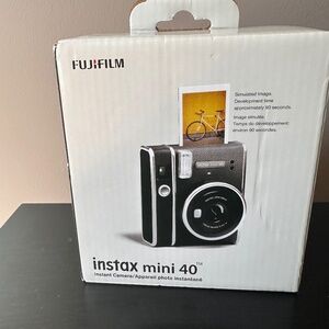 Fujifilm Instax Mini 40 - Classic Black and Silver